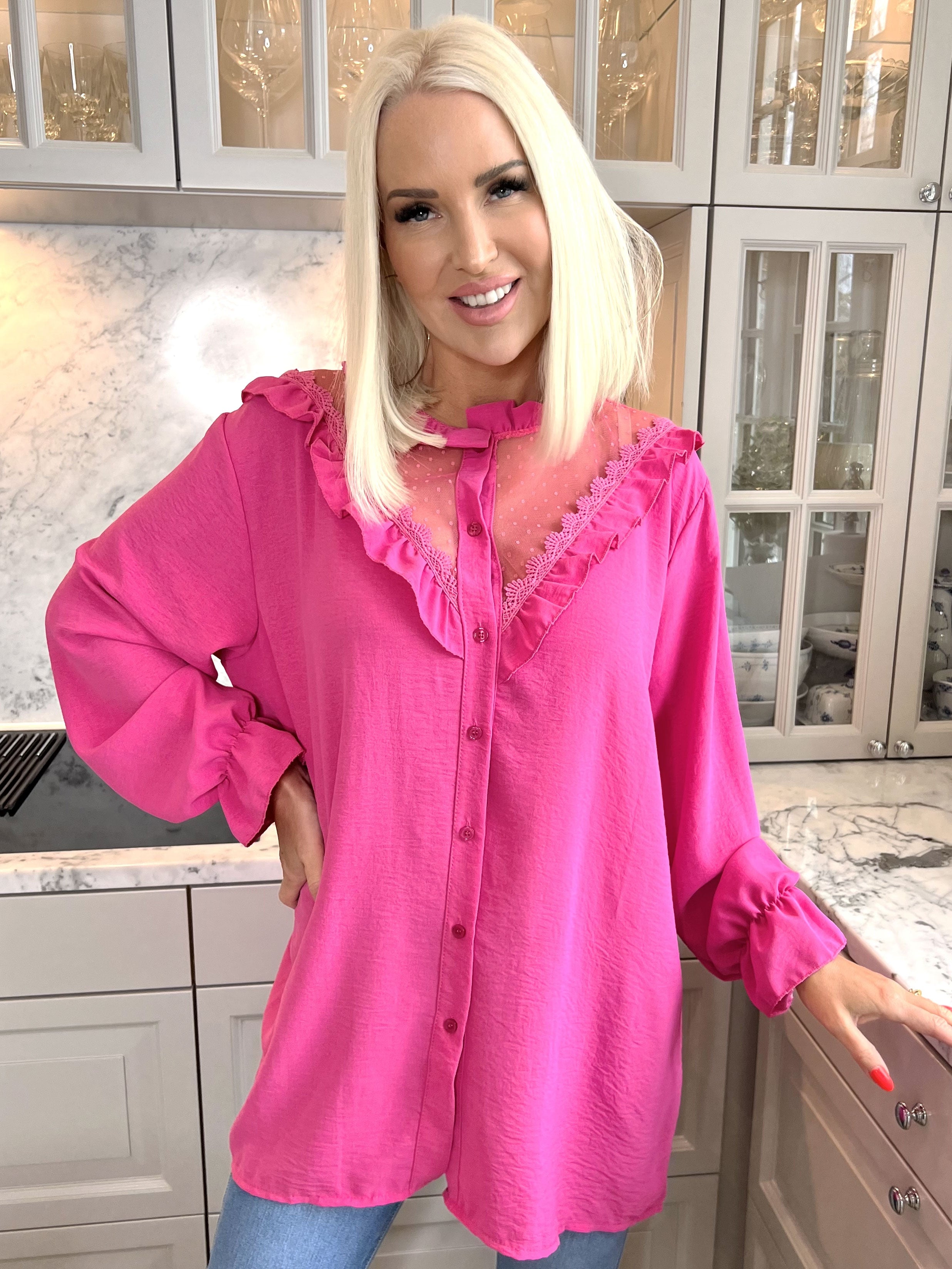 Ilsa - Sød skjorte med blonde og flæsedetaljer